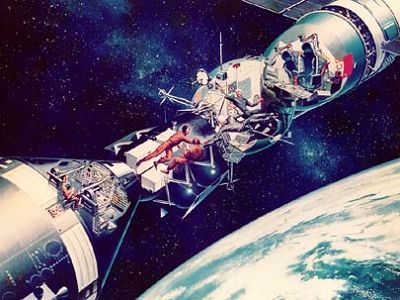 Стыковка кораблей "Аполлон" и "Союз", 1975. Источник - http://vystavki.rgantd.ru/ Стыковка кораблей "Аполлон" и "Союз", 1975. Источник - http://vystavki.rgantd.ru/