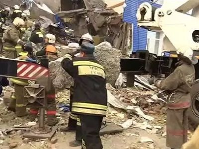 Обрушение казармы в Омске, спасательная операция, 13.7.15. Фото: bashinform.ru Обрушение казармы в Омске, спасательная операция, 13.7.15. Фото: bashinform.ru