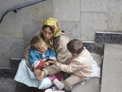 Попрашайка с детьми. Фото: mediametrics.ru Попрашайка с детьми. Фото: mediametrics.ru