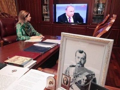 Н.Поклонская конспектирует выступление Путина. Публикуется в vg-saveliev.livejournal.com Н.Поклонская конспектирует выступление Путина. Публикуется в vg-saveliev.livejournal.com