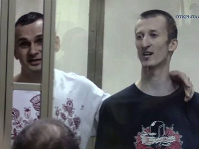 Олег Сенцов и Александр Кольченко встретили приговор пением гимна Украины. Фото: openrussia.org Олег Сенцов и Александр Кольченко встретили приговор пением гимна Украины. Фото: openrussia.org