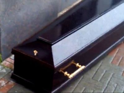 Гроб с "мертвыми душами". Фото: Марина Садчикова, Каспаров.Ru Гроб с "мертвыми душами". Фото: Марина Садчикова, Каспаров.Ru