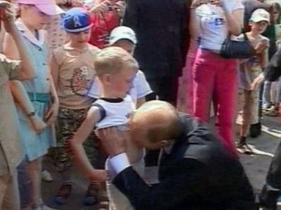 Владимир Путин целует мальчика в живот. Фото: ozera.files.wordpress.com.