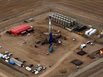 Добыча сланцевой нефти в США, буровая. Источник - oko-planet.su Добыча сланцевой нефти в США, буровая. Источник - oko-planet.su