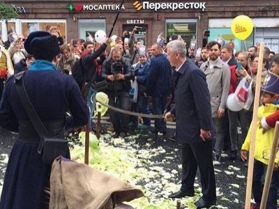 Собянин рубит капусту. Фото: facebook.com/Charles.L.Schreiber Собянин рубит капусту. Фото: facebook.com/Charles.L.Schreiber