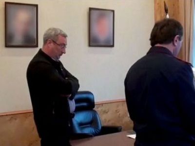 Заретушированные портреты: обыск в кабинете главы Коми по версии 1-го канала. Источник - http://www.mixnews.lv/ru/world/news/2015-09-26/185420 Заретушированные портреты: обыск в кабинете главы Коми по версии 1-го канала. Источник - http://www.mixnews.lv/ru/world/news/2015-09-26/185420