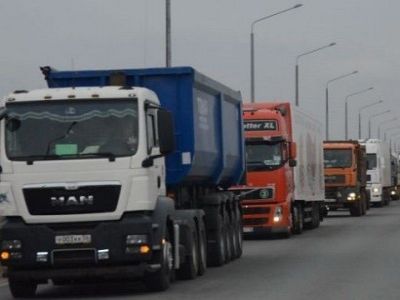 Колонна дальнобойщиков. Фото: sknews.ru Колонна дальнобойщиков. Фото: sknews.ru