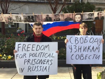Пикет в защиту "узников Болотной" в Вашингтоне. Фото: Глеб Латник, Каспаров.Ru Пикет в защиту "узников Болотной" в Вашингтоне. Фото: Глеб Латник, Каспаров.Ru