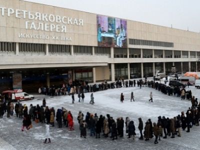 Очередь на Серова. Источник - izvestiacontent.ru Очередь на Серова. Источник - izvestiacontent.ru