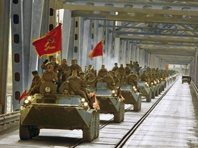 Советские оккупанты покидают Афганистан, 15.2.1989. Фото: life.panorama.am Советские оккупанты покидают Афганистан, 15.2.1989. Фото: life.panorama.am