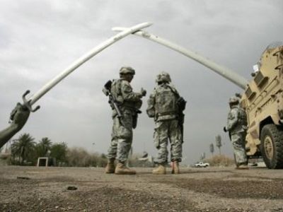 Американские солдаты в Ираке у памятника в честь битвы при Эль-Кадисии. Источник - globalconflict.ru Американские солдаты в Ираке у памятника в честь битвы при Эль-Кадисии. Источник - globalconflict.ru