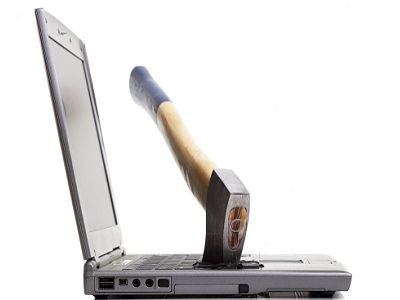 Казнь ноутбука. Фото: covermagazine.co.uk Казнь ноутбука. Фото: covermagazine.co.uk