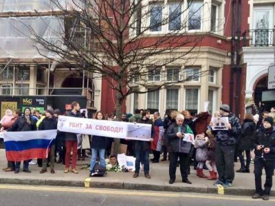 Акция памяти Немцова в Лондоне. Фото: Виктор Шамаев, Каспаров.Ru Акция памяти Немцова в Лондоне. Фото: Виктор Шамаев, Каспаров.Ru