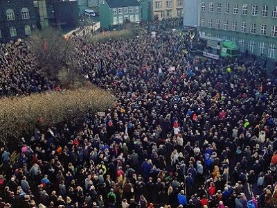 Мтинг в Рейкьявике по поводу "Панама-гейта", 4.4.16. Источник - www.bbc.com/ Мтинг в Рейкьявике по поводу "Панама-гейта", 4.4.16. Источник - www.bbc.com/