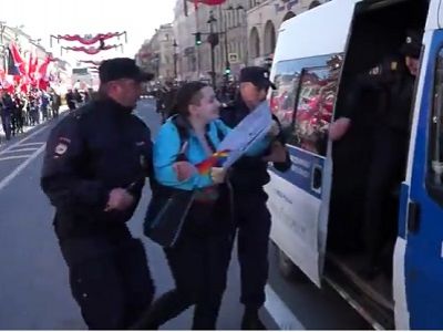 Задержание ЛГБТ-активистки на Невском пр, СПб. Фото: скриншот видео youtube.com/watch?v=dJiM9NBg8jA Задержание ЛГБТ-активистки на Невском пр, СПб. Фото: скриншот видео youtube.com/watch?v=dJiM9NBg8jA