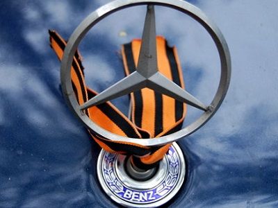 Георгиевская лента на "мерседесе". Фото: ru.kllproject.lv Георгиевская лента на "мерседесе". Фото: ru.kllproject.lv