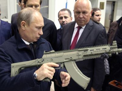 Путин с пулеметом Калашникова во время своего визита на завод-изготовитель Калашникова 18 сентября 2013, Ижевск. Фото: 4tololo.ru Путин с пулеметом Калашникова во время своего визита на завод-изготовитель Калашникова 18 сентября 2013, Ижевск. Фото: 4tololo.ru