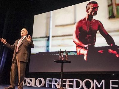 Гарри Каспаров вручает премию Петру Павленскому. Фото: facebook.com/oslofreedomforum Гарри Каспаров вручает премию Петру Павленскому. Фото: facebook.com/oslofreedomforum