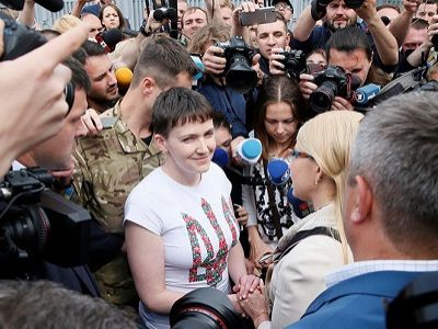 Надежда Савченко и Юлия Тимошенко, Борисполь, 25.5.16. Источник - gazeta.ru Надежда Савченко и Юлия Тимошенко, Борисполь, 25.5.16. Источник - gazeta.ru