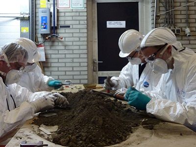 Голландские специалисты исследуют почву с места старта ракеты. Источник - om.nl Голландские специалисты исследуют почву с места старта ракеты. Источник - om.nl