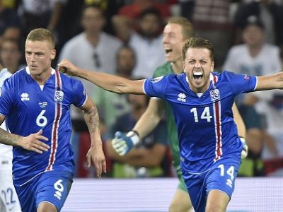 Футболисты Исландии после победы над Англией. Фото EPA, источник - rusnovosti.ru Футболисты Исландии после победы над Англией. Фото EPA, источник - rusnovosti.ru