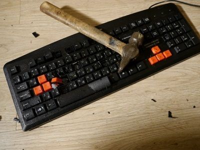 Молоток и клавиатура. Фото: old.defender.ru Молоток и клавиатура. Фото: old.defender.ru