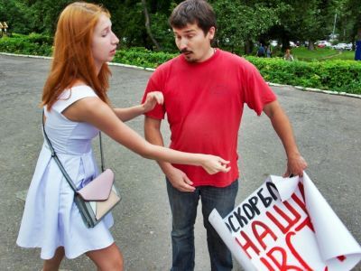Православный активист отбирает плакат. Фото: Александр Воронин, Каспаров.Ru Православный активист отбирает плакат. Фото: Александр Воронин, Каспаров.Ru