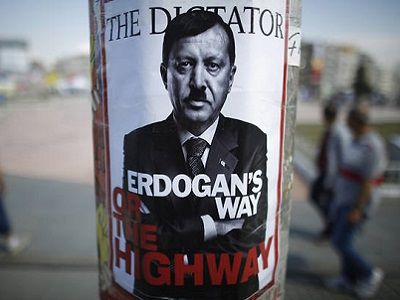 Эрдогитлер (плакат времен протестов в Стамбуле 2013 г.) Источник - tribunal-today.ru Эрдогитлер (плакат времен протестов в Стамбуле 2013 г.) Источник - tribunal-today.ru