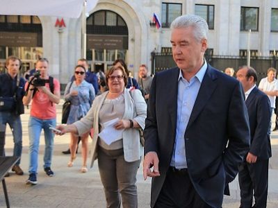 С.Собянин во время прогулки по Москве. Источник - rg.ru С.Собянин во время прогулки по Москве. Источник - rg.ru