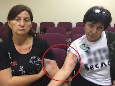 Задержанные в Беслане женщины. Фото: novayagazeta.ru Задержанные в Беслане женщины. Фото: novayagazeta.ru