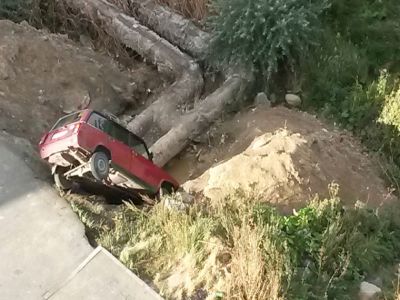 Машина в обрыве. Фото: Ura.ru Машина в обрыве. Фото: Ura.ru