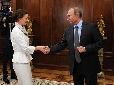 Владимир Путин и детский омбудсмен Анна Кузнецова. Фото: kremlin.ru Владимир Путин и детский омбудсмен Анна Кузнецова. Фото: kremlin.ru