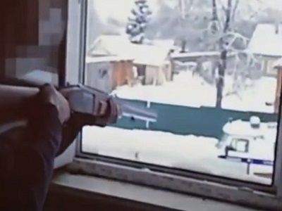 Школьник обстреливает машину полиции, пос. Красные Струги, 14.11.16. Скрин видео, источник - inforesist.org Школьник обстреливает машину полиции, пос. Красные Струги, 14.11.16. Скрин видео, источник - inforesist.org