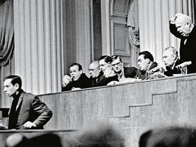 Хрущев на встрече с творческой интелигенцией, 1963 г. Источник - obratnosssr.ru Хрущев на встрече с творческой интелигенцией, 1963 г. Источник - obratnosssr.ru