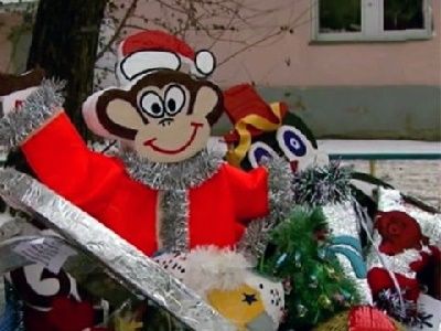 Детские поделки на свалке в Челябинске. Фото: РЕН ТВ Детские поделки на свалке в Челябинске. Фото: РЕН ТВ