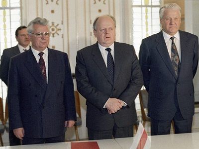 Л.Кравчук, С.Шушкевич, Б.Ельцин в Беловежской Пуще. Публикуется в www.facebook.com/shiropaev Л.Кравчук, С.Шушкевич, Б.Ельцин в Беловежской Пуще. Публикуется в www.facebook.com/shiropaev