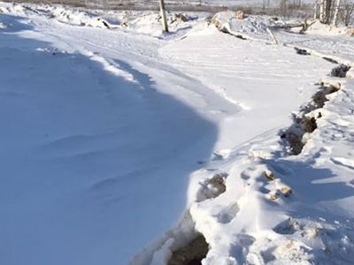 Трещина в земле. Фото: Мариyа Садчикова, Каспаров.Ru Трещина в земле. Фото: Мариyа Садчикова, Каспаров.Ru