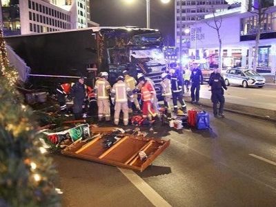 Грузовик террористов на ярмарке в Берлине. Фото: mixnews.lv Грузовик террористов на ярмарке в Берлине. Фото: mixnews.lv
