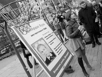 М.Дрокова на хунвейбинской акции по метанию ботинков в портреты, 2009 г. Публикуется в www.facebook.com/davnym.davno М.Дрокова на хунвейбинской акции по метанию ботинков в портреты, 2009 г. Публикуется в www.facebook.com/davnym.davno