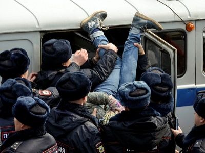 Задержания на митинге против коррупции в Москве. Фото: Reuters Задержания на митинге против коррупции в Москве. Фото: Reuters