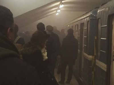 Взрыв в метро в Петербурге. Фото: twitter.com/ave_katerina Взрыв в метро в Петербурге. Фото: twitter.com/ave_katerina