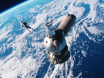 "Восход-2", выход в космос. Кадр из к/ф "Время первых". Фото: meduza.io "Восход-2", выход в космос. Кадр из к/ф "Время первых". Фото: meduza.io