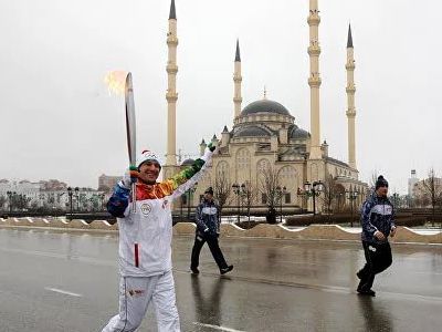 Ярослав Замычкин с Олимпийским огнем. Фото: che.rus4all.ru Ярослав Замычкин с Олимпийским огнем. Фото: che.rus4all.ru