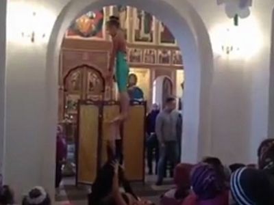 Выступление акробатов в храме. Фото: ntv.ru Выступление акробатов в храме. Фото: ntv.ru