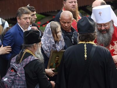 Н. Поклонская в окружении сторонников. Фото: znak.com Н. Поклонская в окружении сторонников. Фото: znak.com