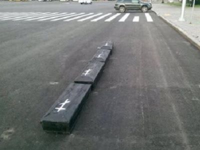 Гробы в память о погибших воспитанниках Черемховского интерната. Фото: ircity.ru Гробы в память о погибших воспитанниках Черемховского интерната. Фото: ircity.ru