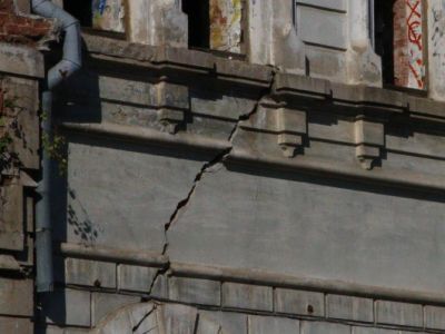 Трещины на памятнике наследия. Фото: Владимир Лапкин. Каспаров.Ru Трещины на памятнике наследия. Фото: Владимир Лапкин. Каспаров.Ru
