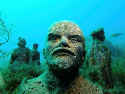 Подводная "аллея вождей" у м. Тарханкут (Крым). Источник - ava.md Подводная "аллея вождей" у м. Тарханкут (Крым). Источник - ava.md