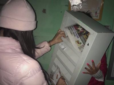 Изъятие листовок кандидатов в мундепы. Фото: скриншот видео Tvrain Изъятие листовок кандидатов в мундепы. Фото: скриншот видео Tvrain