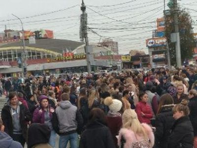 Эвакуация из "заминированного" здания. Фото: Сергей Богданов, Каспаров.Ru Эвакуация из "заминированного" здания. Фото: Сергей Богданов, Каспаров.Ru